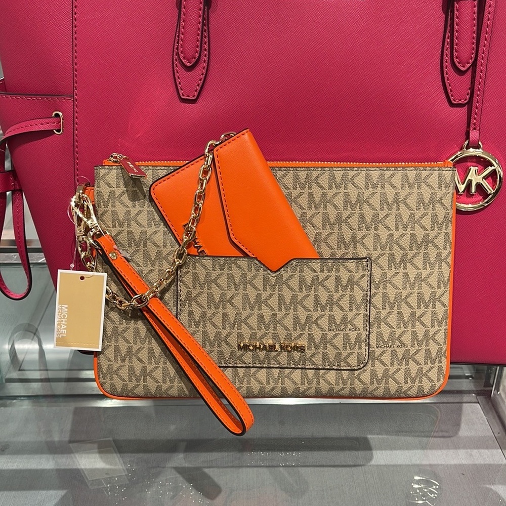 MICHAEL KORS JET SET ITEM LG 2 in 1 CARD CASE & WRISTLET
Poppy NWT